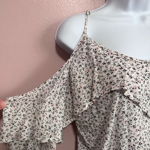Abercrombie & Fitch white floral cold shoulder top size small - Picture 6 of 8